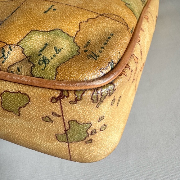 Vintage Alviero Maritini 1’ Classe Geo Classic Camera Crossbody Bag - Picture 9 of 13